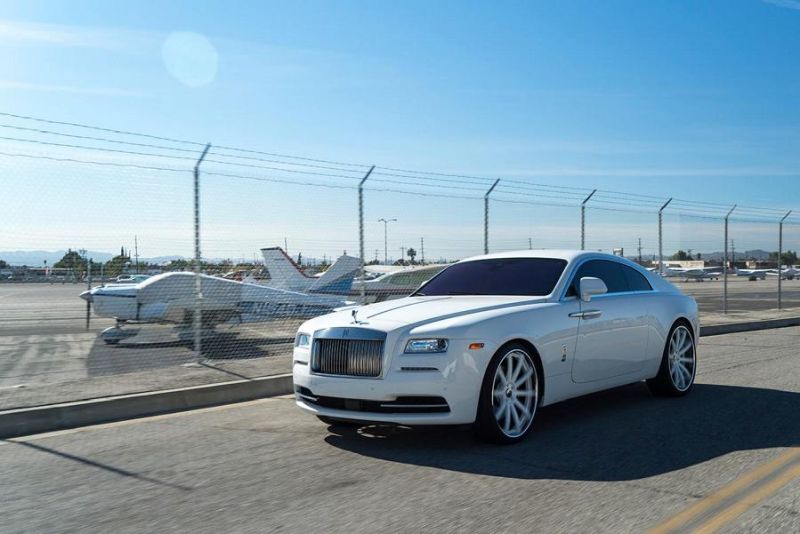 عجلات Forgiato البيضاء Alu على سيارة Rolls Royce Wraith