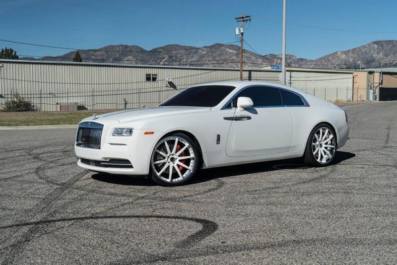عجلات Forgiato البيضاء Alu على سيارة Rolls Royce Wraith