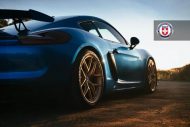 HRE Alus y Akrapovic de escape en el Porsche Cayman GT4