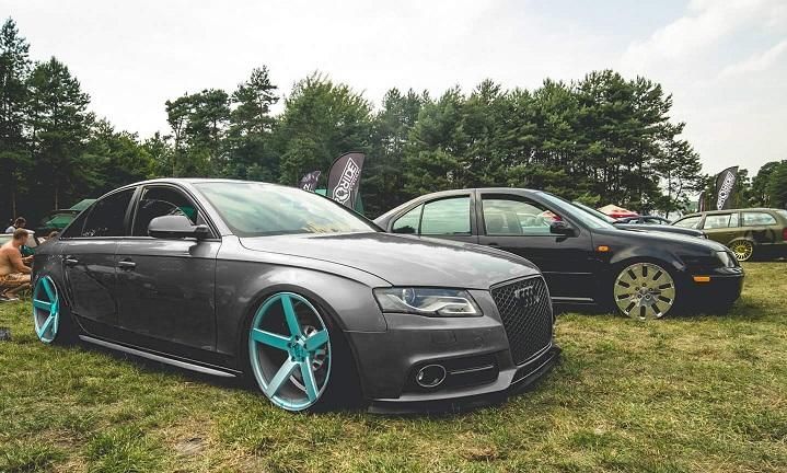 Audi A4 B8 Slammed on blue alloy wheels by tuningblog.eu