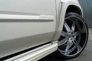 Weißer Cadillac Escalade auf 24 Zoll Forgiato ESPORRE Alu’s