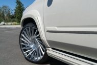 Cadillac Escalade blanche sur 24 pouces Forgiato ESPORRE Alu