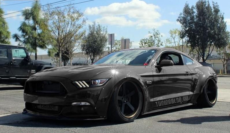 Ford Mustang widebody en negro por tuningblog.eu
