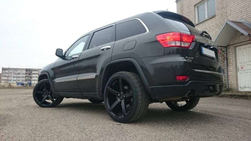 Fits - Jeep Grand Cherokee on Ruff Racing R1 in 22 inches