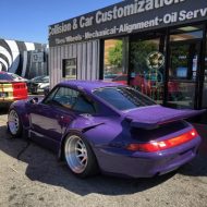 Histoire de photo: Concept du monde rugueux Porsche 911 Widebody violet et jaune