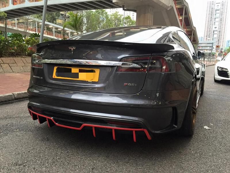 Tesla Model S mit roten Akzenten by Impressive Wrap