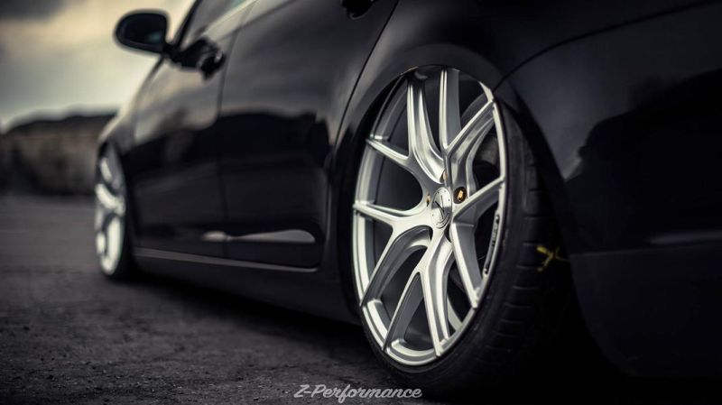 Parte difettosa: VW Jetta nera su cerchi in lega ZN.NINE da pollici 19