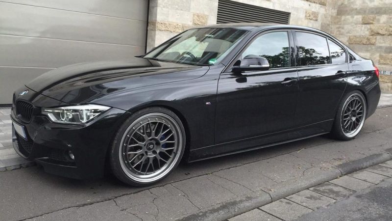 BMW 3 Serie F30 in zwart op stijlvolle mbDESIGN LV1 aluminium velgen