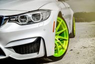 Sichtbar &#8211; BMW M4 F82 auf leuchtgrünen Strasse Wheels Alu’s
