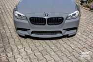 Molto chic - BMW M5 F10 in grigio scuro lucido di SchwabenFolia