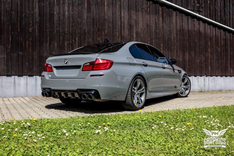 Très chic - BMW M5 F10 en gris foncé brillant de SchwabenFolia