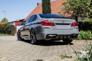 Molto chic - BMW M5 F10 in grigio scuro lucido di SchwabenFolia