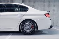 هامر – بريكستون مزورة CM8 مقاس 21 بوصة على سيارة BMW M5 F10 باللون الأبيض