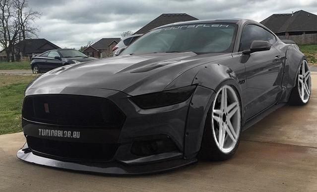 Ford Mustang widebody in donkergrijs op wit aluminium