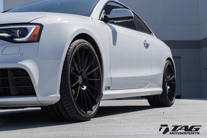 HRE FF15 alloy wheels in black on the white Audi RS5 Coupe