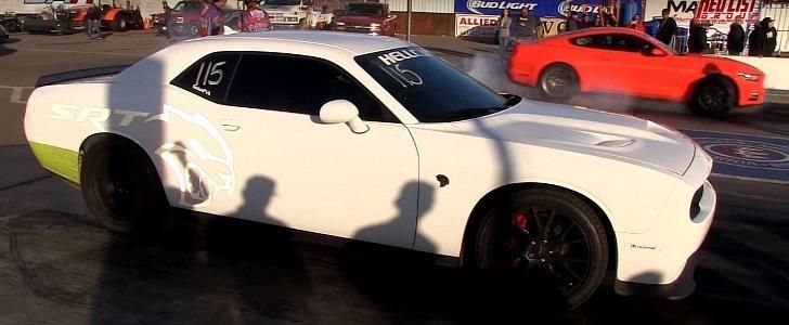 Video: 2015er Mopar Ford Mustang gegen Dodge Challenger Hellcat