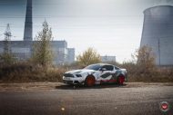 A quelque chose - camouflage Ford Mustang sur Vossen VPS-306 Alu