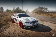 A quelque chose - camouflage Ford Mustang sur Vossen VPS-306 Alu