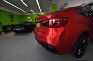 Film chromé mat rouge sur le Print Tech BMW X6 F16