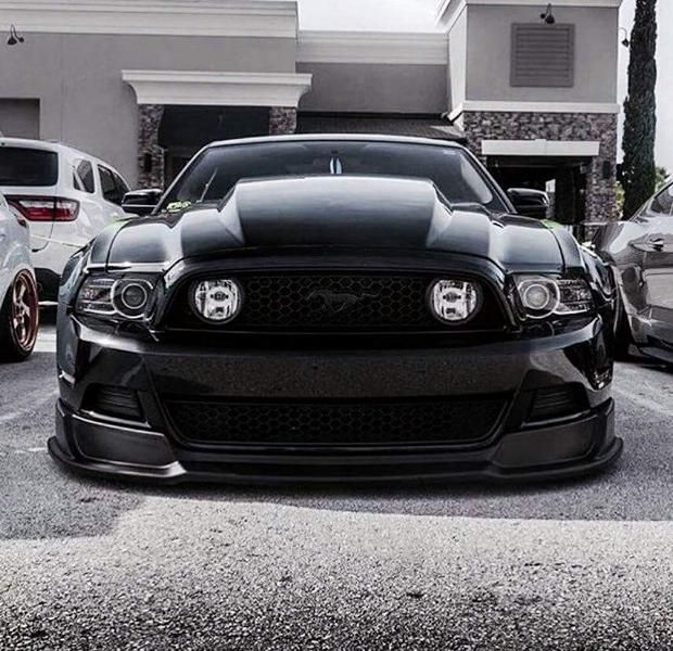  Ford Mustang widebody en negro por tuningblog.eu