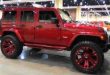 Video: gonfiato - potente Jeep Wrangler in rosso metallizzato