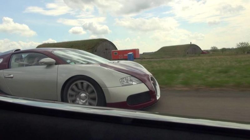 Vidéo: Koenigsegg Agera Hundra contre Bugatti Veyron 16.4