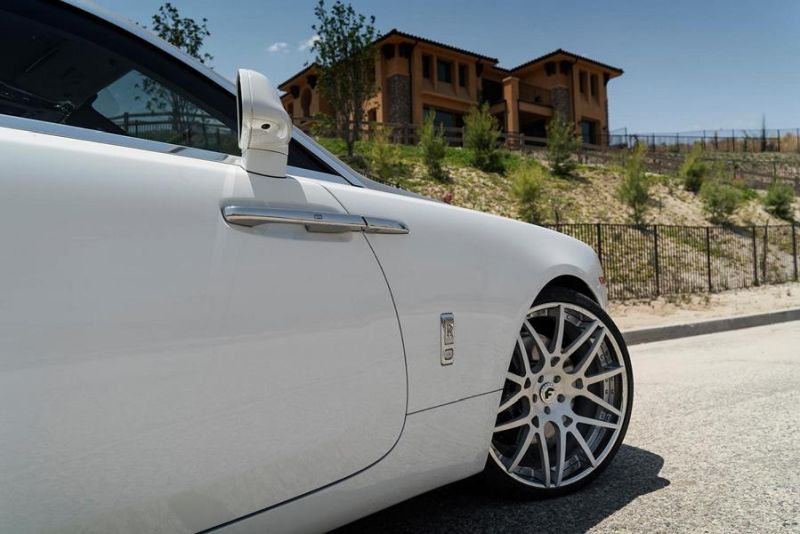 Rolls Royce Wraith na srebrnych felgach aluminiowych Forgiato Wheels