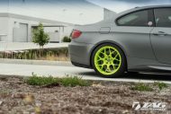 Erg gaaf – matgrijze BMW E92 M3 op groen HRE aluminium