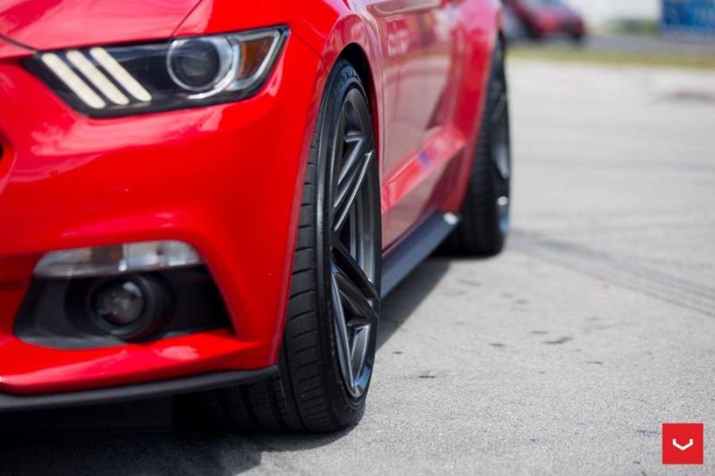 20 Zoll Vossen Wheels VFS5 am Ford Mustang S550 in Rot
