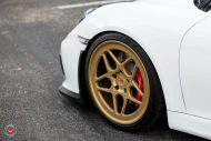 Witte Porsche Cayman GT4 op Vossen LC-104 lichtmetalen velgen