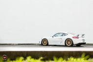 Porsche Cayman GT4 blanco sobre llantas de aleación Vossen LC-104
