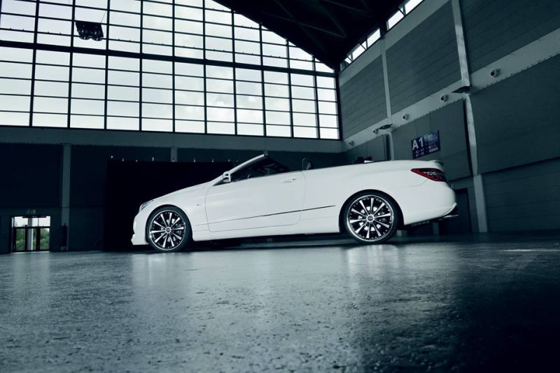 Subtle - 20 inch Corspeed Arrows rims on the Mercedes convertible