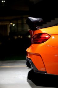 Reportage photo: Design 3D - Pièces en carbone sur la BMW M4 en orange feu