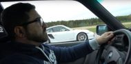 Vidéo: Dragerace - Porsche 911 GT2 RS contre BMW M3 E30 V10 S85
