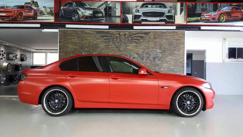 أحبط اللون الأحمر الساتان المشتعل سيارة BMW الفئة الخامسة F5 من Folienwerk-NRW