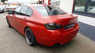 Satin Smoldering Red sventato BMW 5er F10 di Folienwerk-NRW