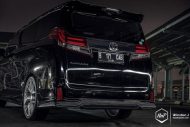 Toyota Alphard met Wald Internationale bodykit en 22 inch banden