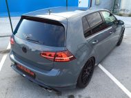 VW Golf VII sventa nel grigio lucido dei film BB Bele Boštjan