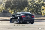 BMW E90 M3 auf 19 Zoll VMR Wheels Alufelgen in Mattblau