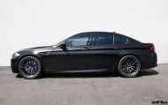 BMW M5 F10 w kolorze Frozen Black na Vorsteiner V-FF 105 Alu's
