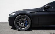 BMW M5 F10 in Frozen Black auf Vorsteiner V-FF 105 Alu’s