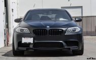 BMW M5 F10 in Frozen Black auf Vorsteiner V-FF 105 Alu’s