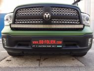 Mighty Part - Pickup Dodge Ram w kolorze zielonym matowym przez slajdy BB