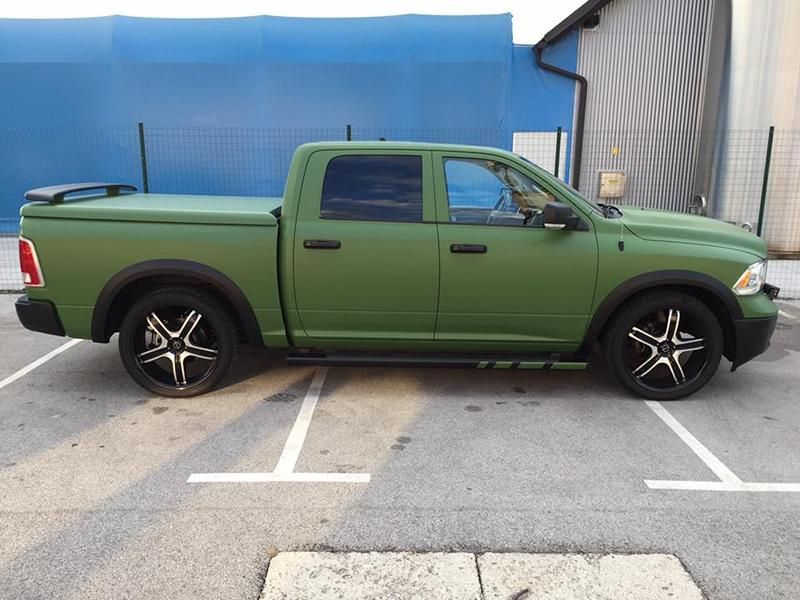 Mighty Part - Pickup Dodge Ram w kolorze zielonym matowym przez slajdy BB
