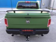 Parte potente - Dodge Ram pickup in verde opaco da diapositive BB