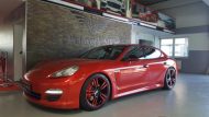 Rojo brillante: llamativo Porsche Panamera de Folienwerk-NRW