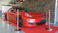 Rouge vif - Porsche Panamera accrocheur de Folienwerk-NRW