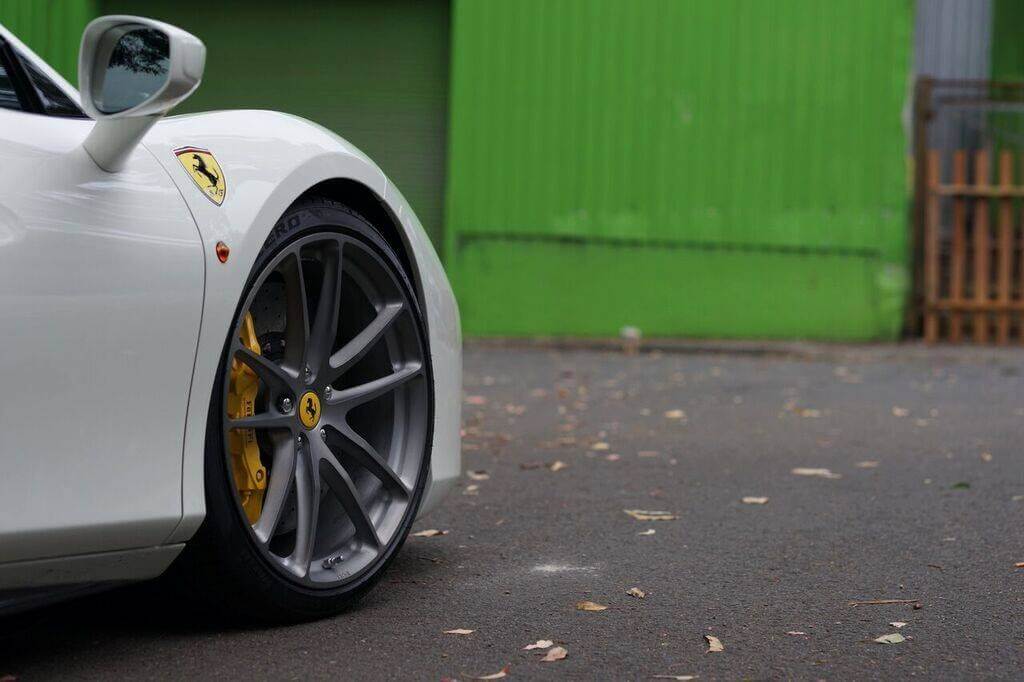 Estilo sutil: ruedas de rendimiento HRE P104 en el Ferrari 488 GTB