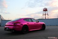 Porsche Panamera Pink Chrom Folierung 11 190x127 Mädels aufgepasst   Porsche Panamera mit Pink Chrom Folierung