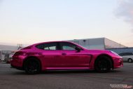 Porsche Panamera Pink Chrom Folierung 13 190x127 Mädels aufgepasst   Porsche Panamera mit Pink Chrom Folierung